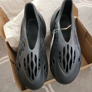 NWT Yeezy foam rnr